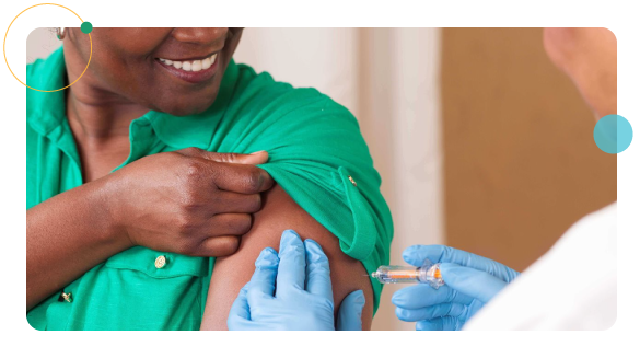 administração de vacina a paciente a sorrir