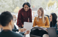 reunião de grupo em escritório